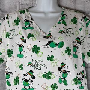 Disney Mickey Mouse Pie Eyed Scrub Top Medium St Patricks Day Clovers Pockets